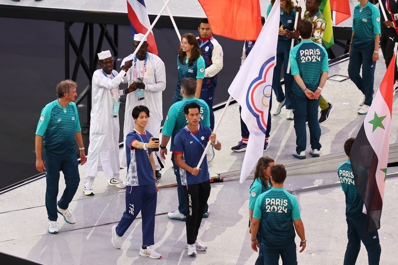 Tài tử Tom Cruise nhảy dù trong Lễ bế mạc Olympic Paris và trao cờ cho Los Angeles, đoàn Đài Loan tiến vào sân và lọt vào ống kính máy quay