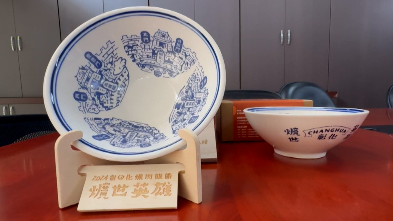 Video: Lễ hội cơm thịt heo kho. 300 bộ bát kỷ niệm đã được đổi hết sạch