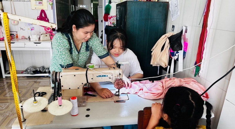 Sáng tạo chiếc áo dài truyền thống Việt Nam, thế hệ hai tân di dân sẽ thuyết trình thành quả vào tháng 10