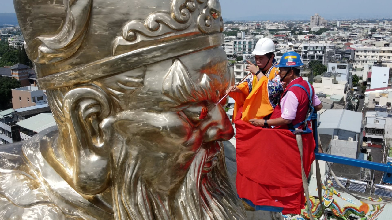 Pháp Sư làm lễ khai quang ở độ cao 70 mét cho Bức tượng Thần Tài cao nhất thế giới