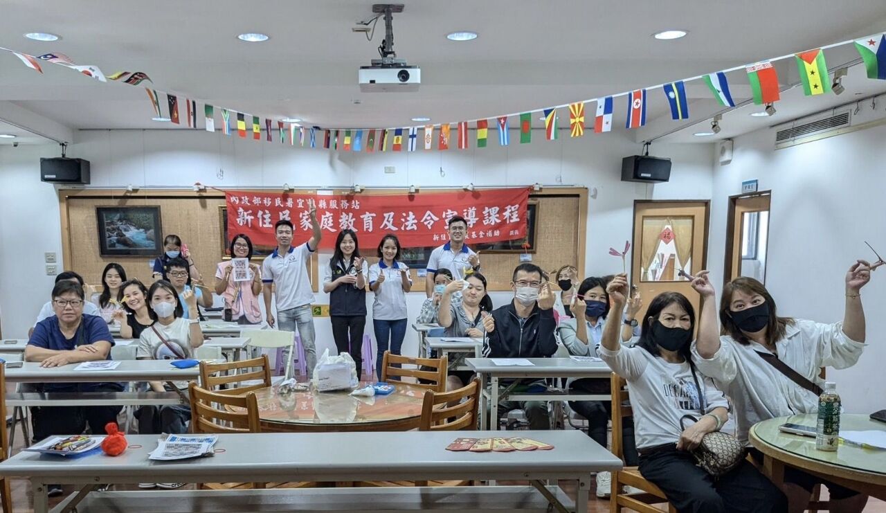 Sở Di trú đưa di dân mới của Nghi Lan đi trải nghiệm thiết kế chuồn chuồn tre