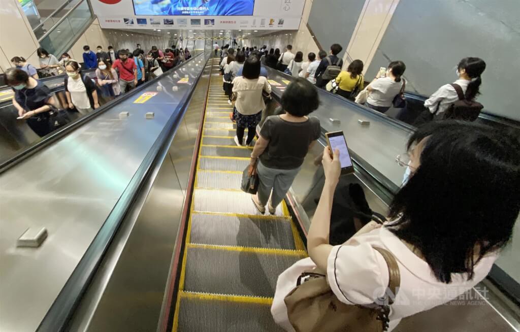 Metro Đài Bắc khuyến khích hành khách đứng cả hai bên của thang cuốn, trong tương lai sẽ tuyên truyền bằng biển báo và loa phát thanh