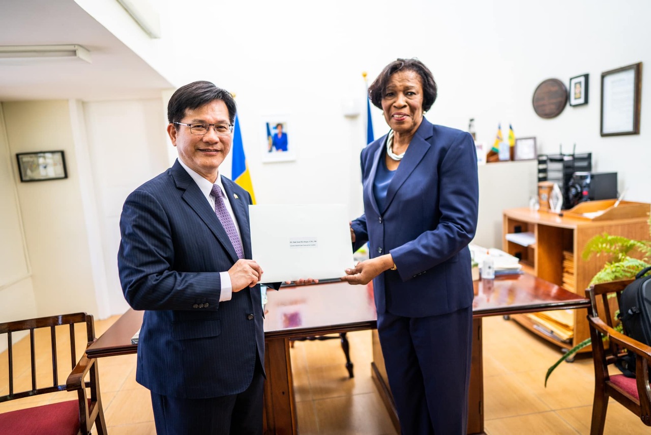 Ông Lâm Giai Long đã đến St. Vincent và Grenadines và chuyển thư chúc mừng của tổng thống Lại Thanh Đức cho Toàn quyền Susan D. Dougan
