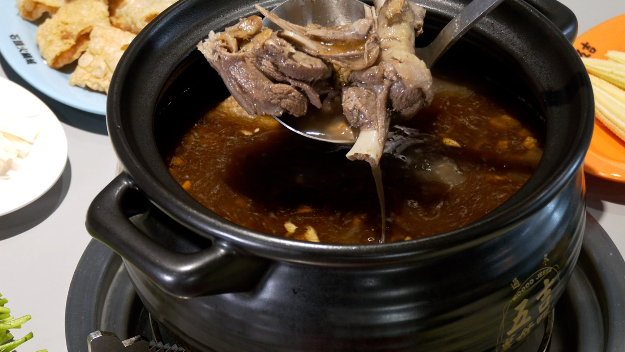 Bận rộn mùa thù đông, rảnh rỗi ngày hè, đặc trưng nghề bán lẩu vịt nấu gừng tại Đài Loan