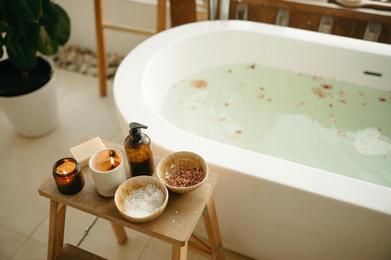 Ngâm mình trong nước quá nóng quá lâu có thể gây “sốc nhiệt” chết người, bác sĩ khuyến cáo nước tắm không nóng quá 40°C và thời gian ngâm không quá 15 phút