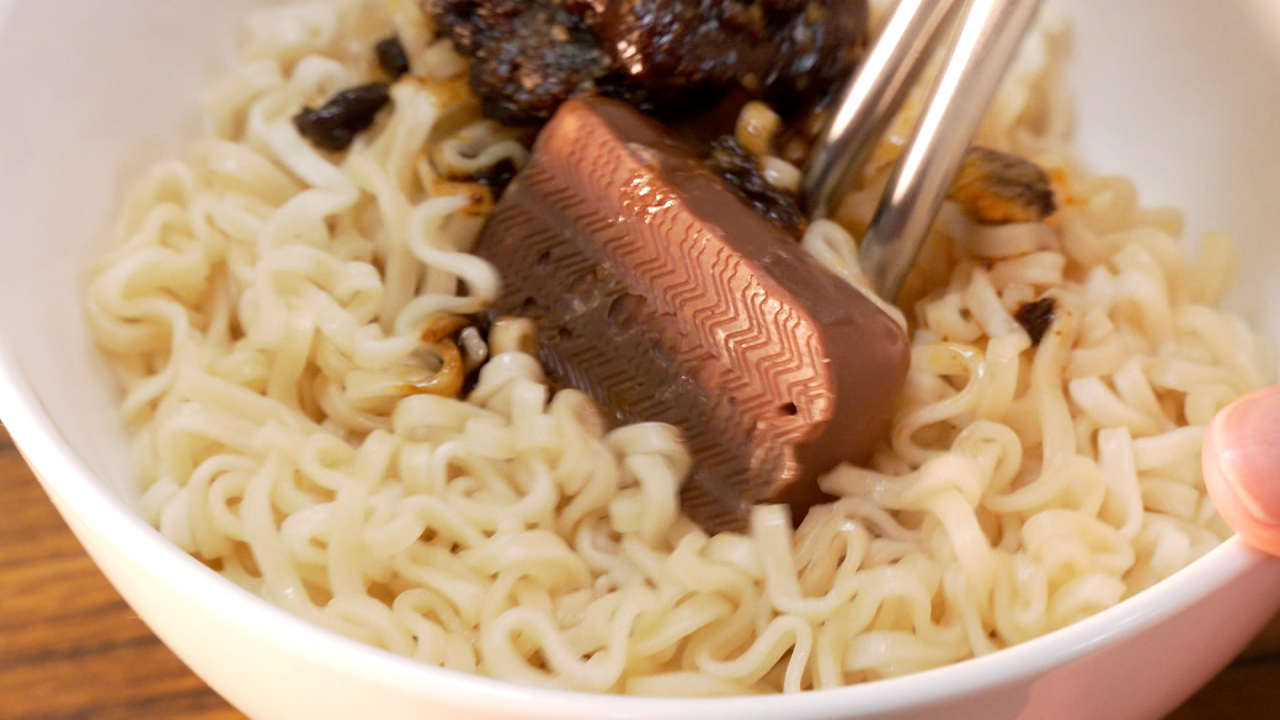 Mì ăn liền kết hợp socola. Chuyên gia dinh dưỡng: Đừng ăn quá thường xuyên vì lượng calo rất cao