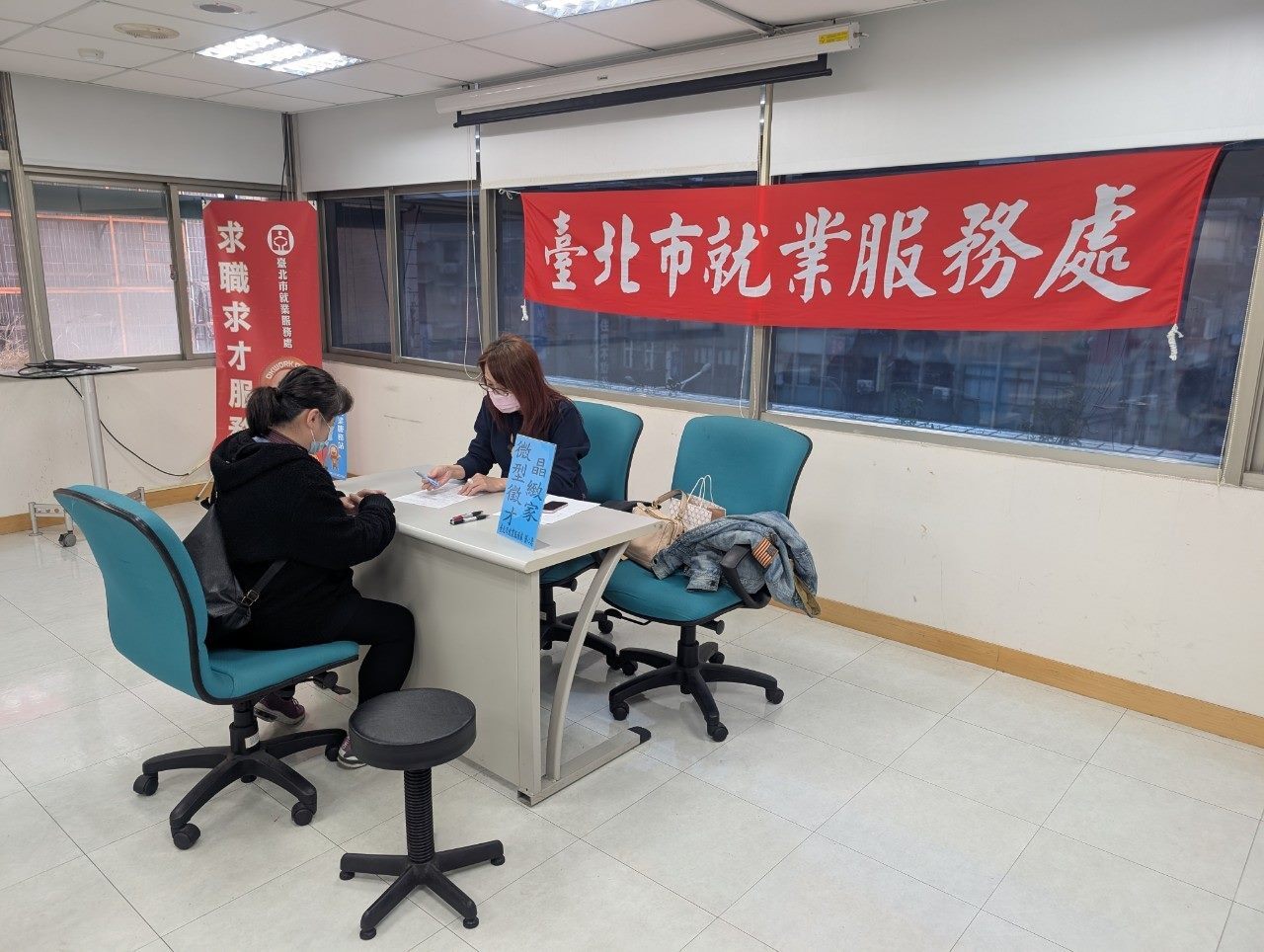 Tăng lương từ năm 2025, ngành phục vụ ăn uống và bán lẻ tuyển nhân viên