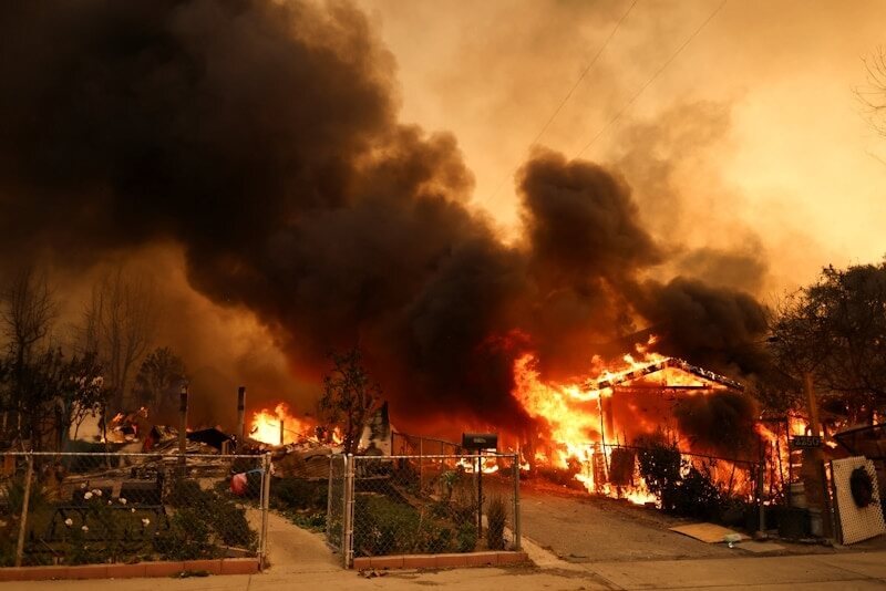 Trận cháy rừng có sức tàn phá lớn nhất trong lịch sử thành phố Los Angeles: ít nhất 5 người thiệt mạng, hơn 100.000 người phải sơ tán