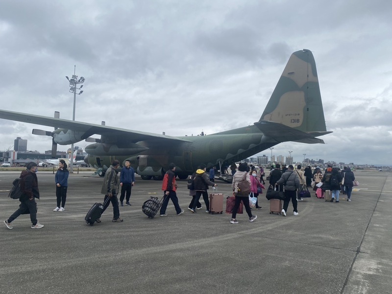 Máy bay vận tải C-130 thuộc lực lượng Không quân túc trực chi viện công tác vận chuyển, sơ tán khẩn cấp tại các đảo ngoài khơi trong dịp Tết cổ truyền