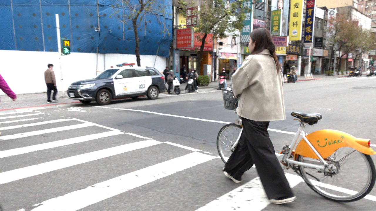 Có được chạy xe đạp công cộng YouBike trên vạch đường dành cho người đi bộ không?