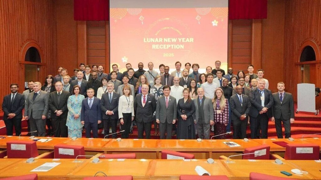 Bộ Ngoại giao tổ chức sự kiện chào mừng 37 học giả nhận học bổng Taiwan Fellowship, Ngoại trưởng làm kẹo hồ lô mời mọi người thưởng thức