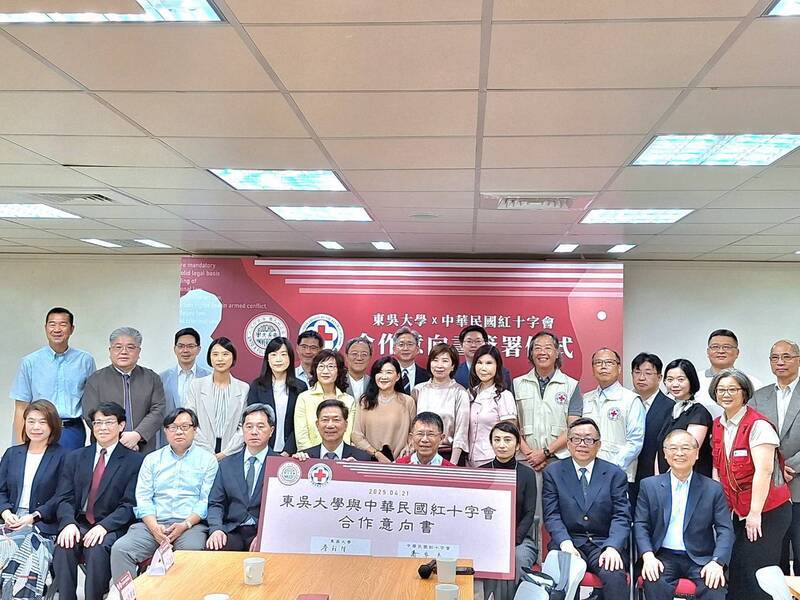 Miễn toàn bộ học phí 3 năm: Lớp cao học Luật Nhân đạo Quốc tế cho người đi làm tại Đại học Đông Ngô