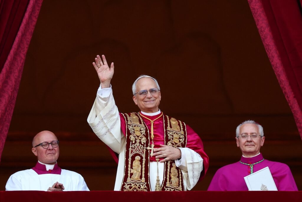 Khói trắng bốc lên từ Nhà nguyện Sistine ở Vatican: Hồng y người Mỹ được bầu làm tân Giáo hoàng