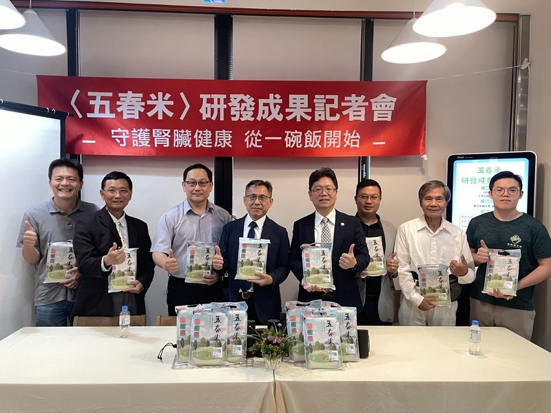 Đội ngũ vườn ươm doanh nghiệp của Đại học Trung Hưng ra mắt gạo protein thấp dành cho người mắc bệnh thận