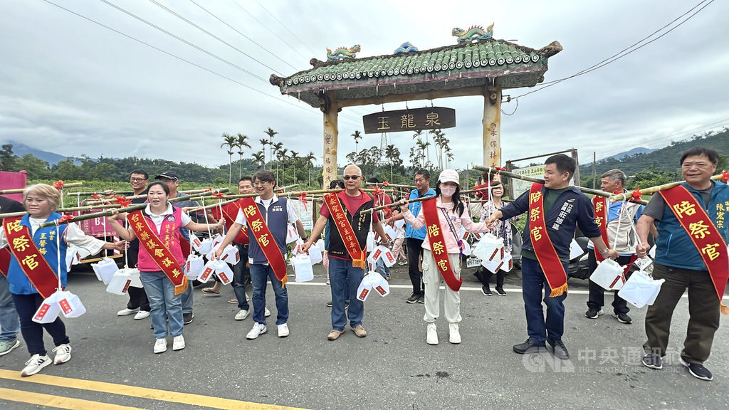 Đón Tết Đoan Ngọ, Đền Thánh An tổ chức hoạt động lấy “Nước giờ Ngọ” và dựng đứng trứng