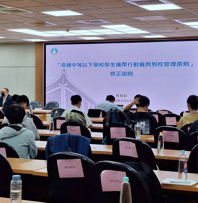 Bộ Giáo dục Đài Loan mời học sinh tham gia tọa đàm thảo luận về cơ chế quản lý điện thoại di động trong trường học