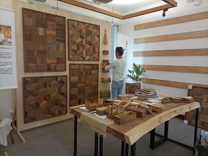 Sự phát huy sáng tạo nguyên liệu mo cau của cơ sở thủ công Na-Chiao - tập 1