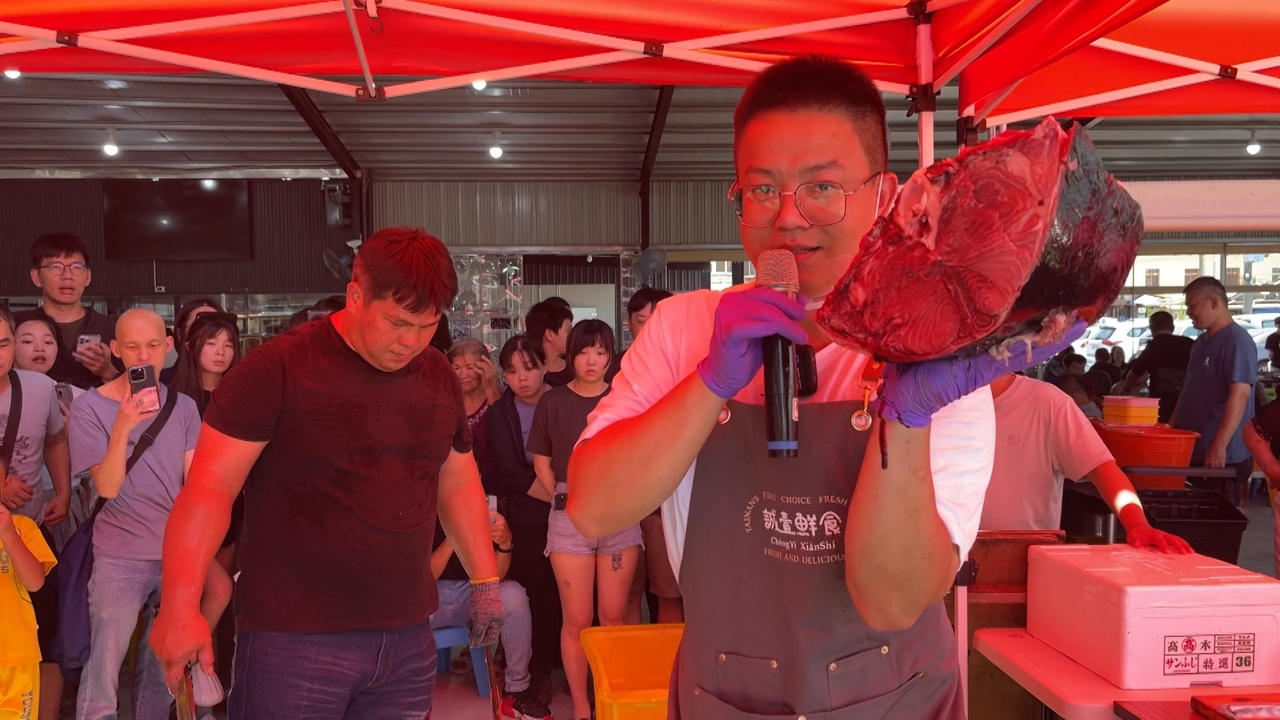 Nhà hàng ở Gia Nghĩa phi lê cá ngừ vây xanh nặng 200kg, thu hút đông đảo người xem