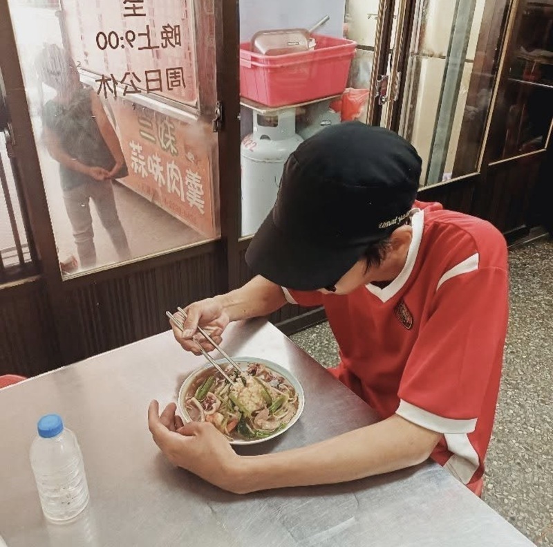 Nam thanh niên bị cha ruột nhốt trong nhà hơn 10 năm, không được ra ngoài, không được đi học, nhận thức chỉ như một đứa trẻ